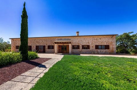 Entdecken Sie diese beeindruckende Villa zum Verkauf in der Nähe von Portocristo, eingebettet in eine natürliche Umgebung mit ausgeprägtem mediterranem Charakter, bestehend aus Fincas im mallorquinischen Stil, Naturgebieten und sanften Hügeln, die zu...