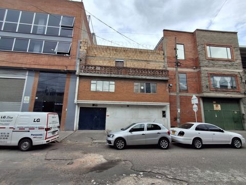 Venta de bodega, con un área de 270 mts (9 mts de frente x 30 mts de fondo), cuenta 4 baños (3 arriba y 2 abajo) luz trifásica, KVA 220. Servicios de agua, luz y gas. Tiene 6 mts de altura con placa maciza. Comodas vias de acceso, a 3 cuadras de la B...