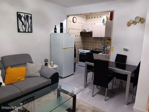 Apartamento T1- PERMUTA por apartamento T2 na mesma zona; A 5 minutos (a pé) da Estação de Metro; Cozinha equipada; Janelas em PVC, oscilo batentes e estores térmicos: Ar condicionado; WC com poliban Marquise; Arrecadação Categoria Energética: D