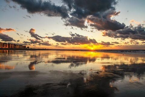 Dit ruime appartement, gelegen op de zeedijk van Middelkerke, biedt een comfortabel en uitnodigend toevluchtsoord voor maximaal 8 gasten. De accommodatie beschikt over een gezellige woonkamer met een prachtig uitzicht op het strand en het casino, waa...