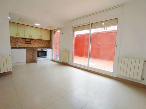 Discover this magnificent ground floor duplex located in a semi-new building next to Gran Via 2 Shopping Center. It has a very good, functional and cozy distribution on two levels: Ground floor: -Modern kitchen open to the spacious living-dining room...