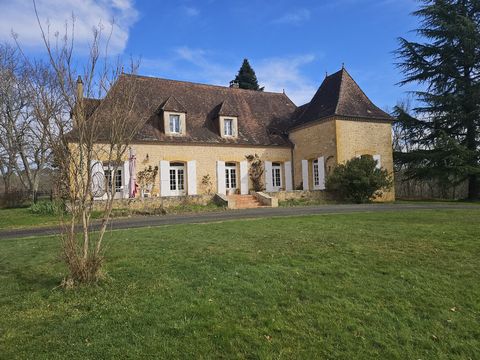 Een oase van authenticiteit in het hart van de Péigord Noir Dit stenen huis uit 1975 ligt in de prachtige omgeving van de Péigord Noir en verleidt met zijn unieke karakter en zijn ongerepte natuurlijke omgeving. Op slechts een paar minuten van Le Bug...