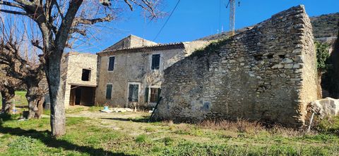 Corps de ferme en pierres à rénover