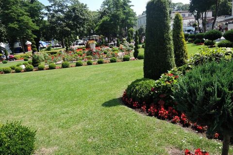 Komfortowy apartament wakacyjny w Międzyzdrojach z widokiem na morze. Ta wyjątkowa lokalizacja tuż przy piaszczystych plażach, czyni go idealnym miejscem na relaks, wypoczynek i regenerację. Zlokalizowany w sercu kurortu, stanowi doskonały punkt wyjś...