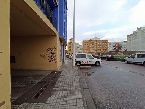 ¿Quieres comprar plaza de parking en Mérida? Excelente oportunidad de adquirir en propiedad esta plaza de parking con una superficie de 23m² ubicada en la localidad de Mérida, provincia de Badajoz. Dispone de buenos accesos, maniobrabilidad y está bi...