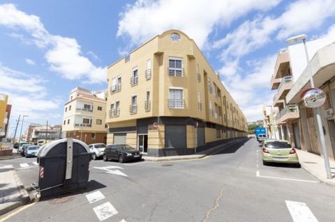 Local comercial PROPIEDAD BANCARIA en edificio plurifamiliar, haciendo esquina a tres calles, con amplios ventanales y escaparates. Nos encontramos ante un local diáfano que cuenta con algunas divisiones auxiliares de pladur, fácilmente desmontables....