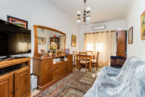 Venha conhecer este acolhedor apartamento T2, localizado na Encosta do Sol, Amadora. Num segundo andar sem elevador. Remodelado há 6 anos (caixilharia nova), este imóvel oferece um ambiente confortável, ideal para quem procura qualidade de vida numa ...