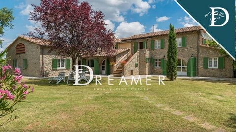 Typical Tuscan stone farmhouse with swimming pool, for sale in the heart of Val Di Chiana, just 20 minutes from the center of Cortona, 40 minutes from Perugia (with airport) and Arezzo and about 1 hour and 30 minutes from Florence. The property of ap...