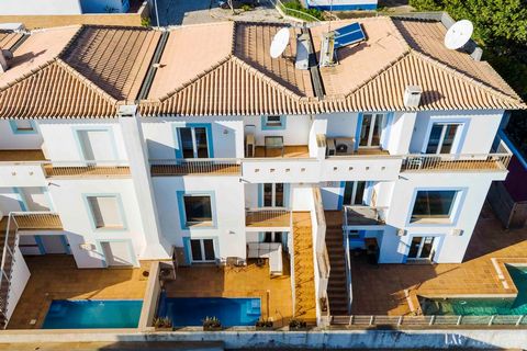 A acomodação está distribuída em três níveis. Você entra no nível intermediário, que abriga um plano aberto, cozinha, uma grande área de jantar, um quarto e um banheiro conveniente. Este nível funciona como um mezanino com uma escada aberta para o pi...