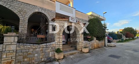 ISTRIA, NOVIGRAD - Restaurant met wooneenheid, 550 m van het eerste strand, uitzicht op zee Novigrad, ooit een rustig vissersdorp, is door de jaren heen uitgegroeid tot een aantrekkelijke bestemming voor toeristen uit heel Europa en zelfs de hele wer...