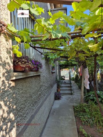 La Agencia Imoti Consult le ofrece una casa de dos plantas situada en una calle tranquila y apacible en la localidad de Gorna Oryahovitsa. La propiedad tiene una superficie de 102 metros cuadrados. y se distribuye de la siguiente manera: Primera plan...