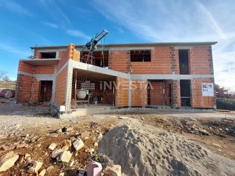 In de omgeving van Vrsar, in een klein dorp, is men begonnen met de bouw van een urban villa van 196 m² met een zwembad van 40 m². De villa strekt zich uit over de begane grond en de eerste verdieping. Op de begane grond is er een woonkamer met toega...
