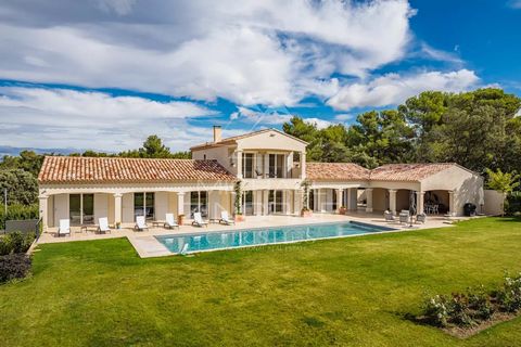 Schitterende en eigentijdse neo-Provençaalse villa gelegen in Ménerbes met een spectaculair uitzicht op de heuvels van de Luberon. Een luxe woning op een populaire Provençaalse locatie in het hart van de Luberon. De authentieke eikenhouten voordeur (...