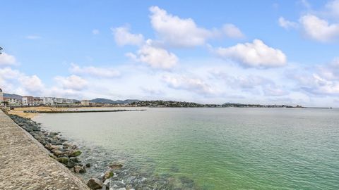 Superb Beachfront Studio in Saint-Jean-de-Luz Are you dreaming of a pied-a-terre by the sea? Do not search anymore ! Discover this magnificent, completely renovated 41m² studio, offering a breathtaking view of the ocean, located on the seafront in Sa...
