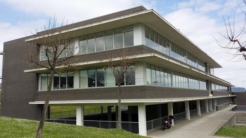 ¿Quieres comprar una plaza de garaje en Erandio? Nosotros la tenemos. Excelente oportunidad de adquirir en propiedad esta plaza de garaje ubicada en la localidad de Erandio, provincia de Vizcaya. Dispone de buenos accesos tiene buena maniobrabilidad ...