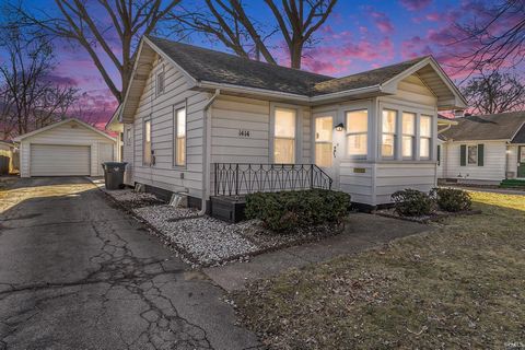 Charmante maison avec porche fermé et aménagement spacieux Découvrez cette belle maison bien entretenue dotée d’un porche fermé, parfait pour se détendre et profiter du plein air toute l’année. Le niveau principal offre deux chambres à coucher de tai...